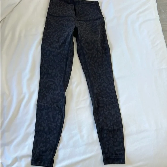 Women’s size 4 Lululemon Leggings - Picture 3 of 4
